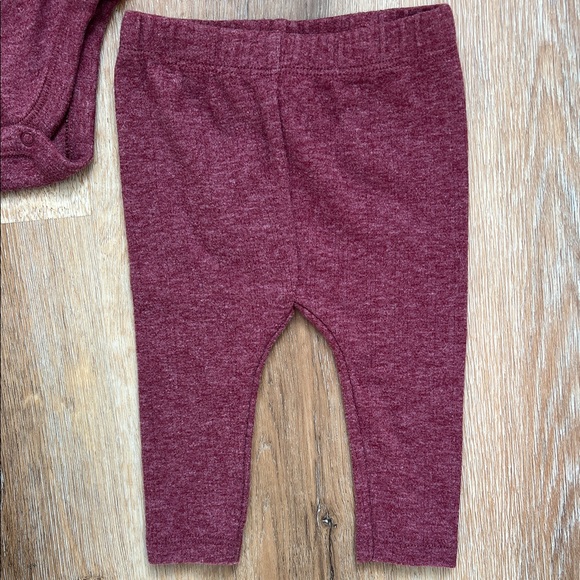 Old Navy ⭐️ Maroon Baby Outfit 0-3 months - Picture 5 of 8